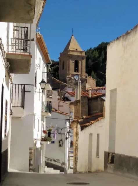 iglesia y calle de Villamalefa