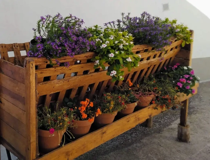 jardineras en las calles de Castillo de Villamalefa