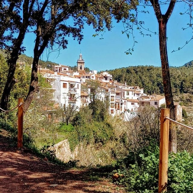 vista del pueblo desde el inicio de la ruta.
