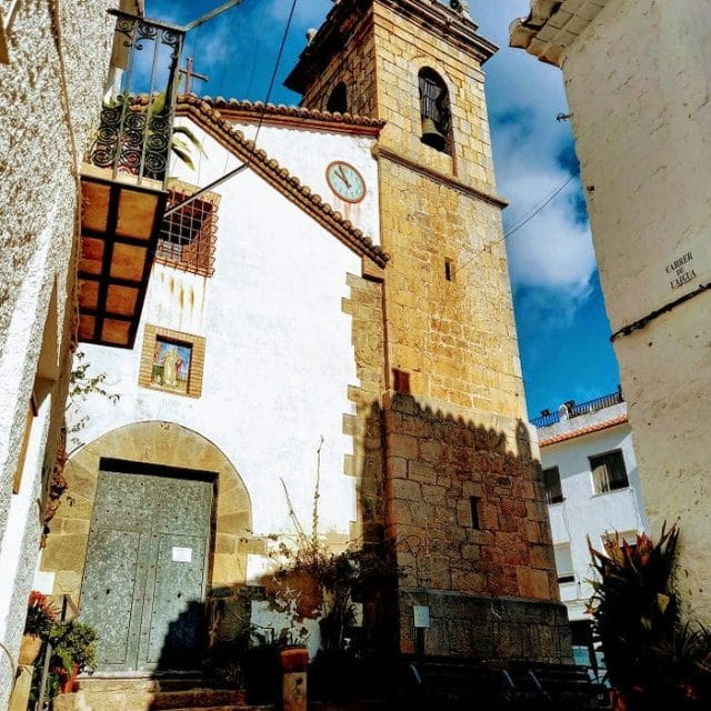 torre de la iglesia y estrecha calle de Aín