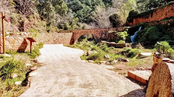 detalle de aprovechamiento de salto de agua con molino en Aín
